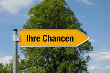 Fototapeta premium Gelber Pfeil mit Baum IHRE CHANCEN