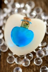 Flacon als Herz in Blau auf weissen Steinherz