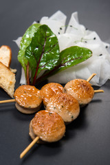 bratwurst-spießchen an herzhaftem rettich-carpaccio