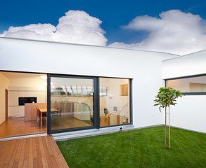 Beautiful new peaceful, modern home