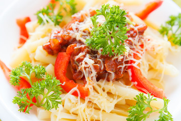 macaroni and cheese, sweet pepper and tomato sauce