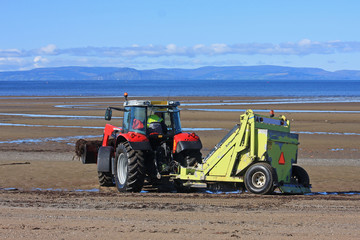 Obraz premium beach cleaner tractor