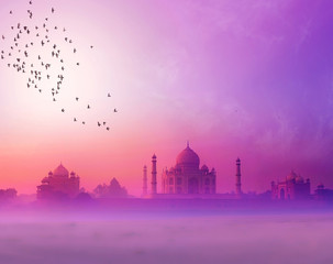 Indië. Taj Mahal zonsondergang silhouet. Tajmahal-paleis in zonsondergangsk