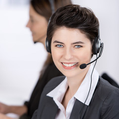 freundliche mitarbeiterin im call-center