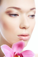 Obraz na płótnie Canvas Close-up portret kobiety z kwiatem