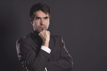 Nachdenklicher Mann im Anzug