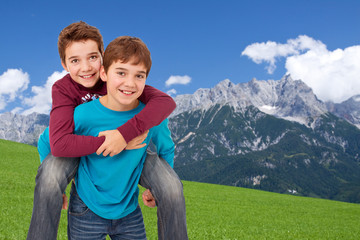 Ziemlich beste Freunde - Freundliche Jungen huckepack, draußen