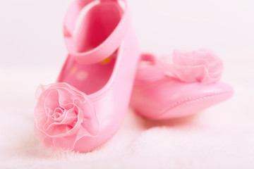 Fototapeta na wymiar trzewiki dziecięce buty z rozetą dla noworodka dziewczyna