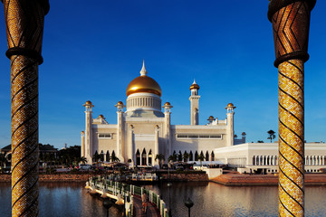 Fototapeta na wymiar Sultan Omar Ali Saifuddien Meczet w Brunei