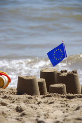 Château de sable et drapeau Européen