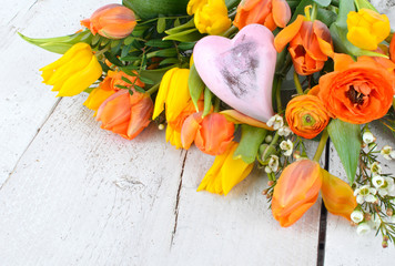 Herzliche Blumengrüße in orange zum Geburtstag