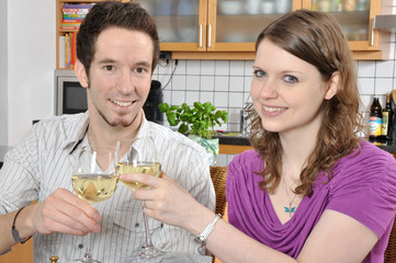 Junges Paar beim gemeinsamen Kochen und Essen