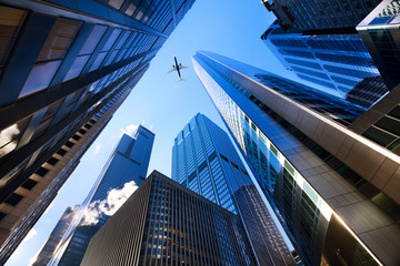Looking up at Chicago's skyscrapers in financial district - obrazy, fototapety, plakaty