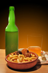 Fabada y sidra asturiana.