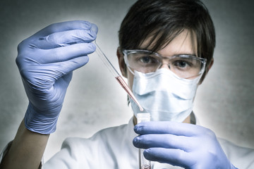 Wissenschaftler beim Pipettieren