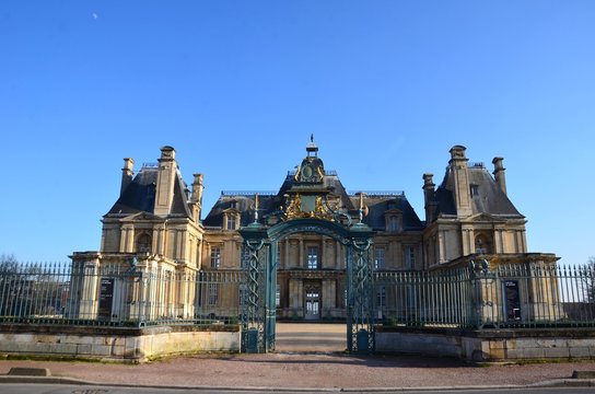 Maisons Laffite, vue ext&eacute;rieure, sur l' avenue