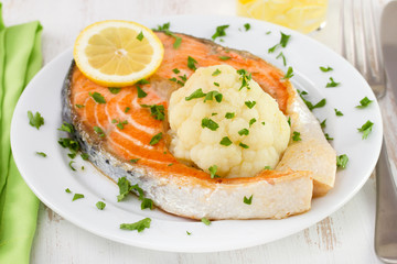 salmon with boiled cauliflower and lemon