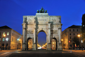 Fototapeta na wymiar Illuminated Siegestor Monachium