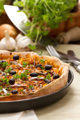 Pizza mit Zwiebeln, Oliven und Sardellen