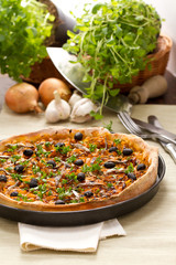 Pizza mit Zwiebeln, Oliven und Sardellen