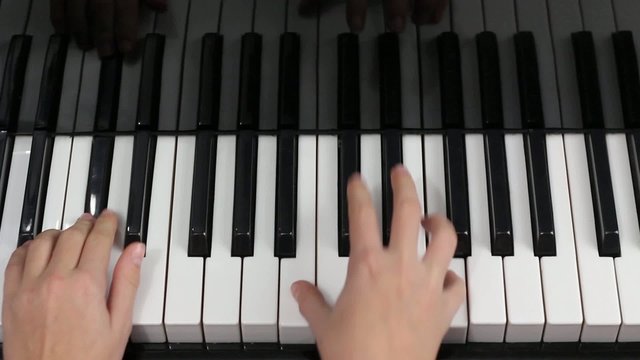 Enfant jouant du piano