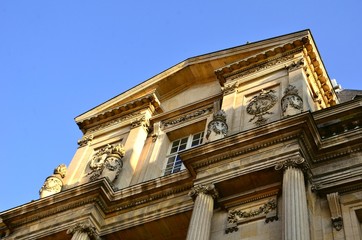 Maisons Laffite, colonnes, reliefs, ornement