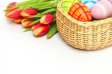 Obraz na płótnie Canvas easter-egg kosz i tulipany - Osterkorb und Tulpen