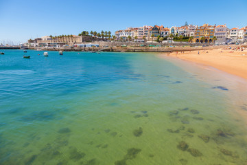 Fototapeta premium Plaża, miasteczko i schronienie Cascais przy latem, Portugalia