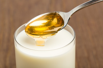 Honigmilch vor braunem Hintergrund