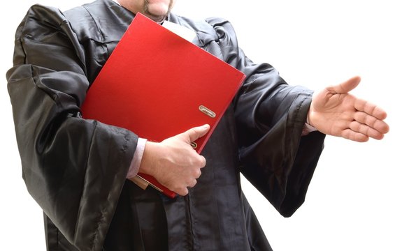 Rechtsanwalt in Robe mit Kladde