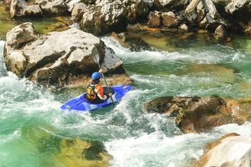 mit dem Kajak auf dem Gebirgsflu&szlig;