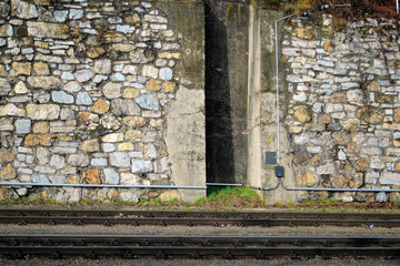 Gleise vor Steinmauer