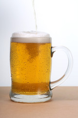 ビール注ぐ