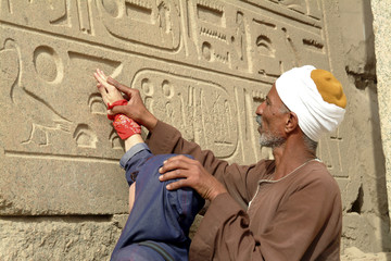 GARDIEN TENANT LA MAIN D UNE TOURISTE
