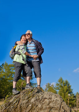 Seniorenehepaar beim Wandern / autumn hiking 21