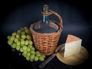 Garrafa de Vino, Queso y Uvas/Decanter of Wine Cheese and Grapes