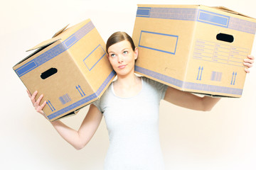 Frau mit 2 Umzugskisten