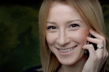 Девушка говорящая по телефону