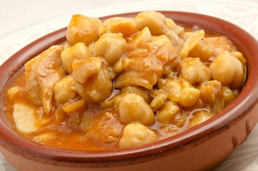 Cazuela de callos con garbanzos