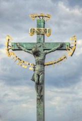 Fototapeta na wymiar Krzyż na moście Karola w Pradze
