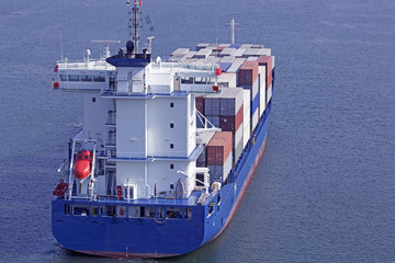 Containerschiff auf dem Nord-Ostsee-Kanal bei Kiel, Deutschland