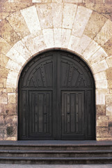 Puerta antigua con arco de piedra, Valladolid, España