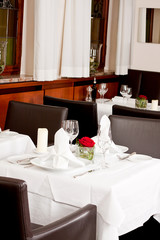 festlich gedeckter tisch in einem restaurant
