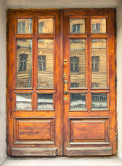 Fototapeta na wymiar Stare drewniane drzwi
