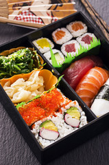 Fototapeta na wymiar Bento Box z sushi i rolkach