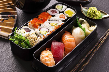 bento box mit sushi und rolls