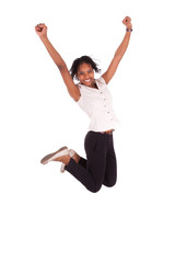 Fototapeta na wymiar Young African American biznesu kobieta jumping, pojęcie sukcesu