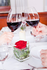 Frau und Mann beim Dinner Im Restaurant trinken Rotwein
