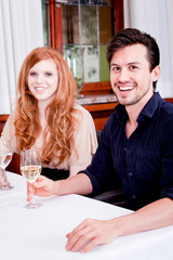 Gemischte Gruppe Menschen lachend im Restaurant