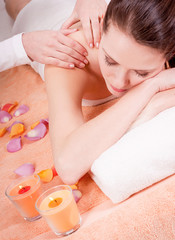 Obraz na płótnie Canvas Młoda atrakcyjna kobieta z odnowy biologicznej masaż relaksujący